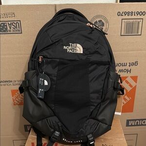 ***NWT Women’s North Face Recon Luxe Backpack***